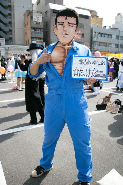 A cosplay character dressed in a blue jumpsuit.